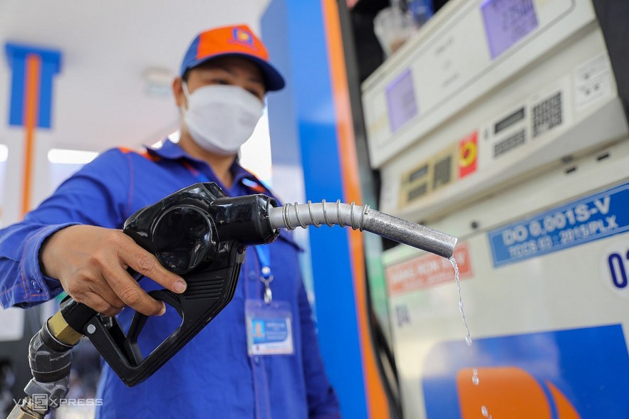Bộ Tài chính khẩn trương trình nhiều giải pháp thuế để giảm giá xăng dầu