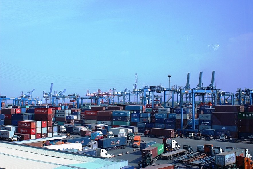 Hạ tầng khu vực cảng Cát Lái (TP. Thủ Đức) luôn chật chội, rất cần nguồn kinh phí để mở rộng phục vụ thông quan hàng hóa xuất nhập khẩu. Ảnh Đỗ Doãn
