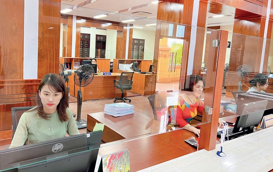 Công chức Kho bạc Nhà nước Quảng Bình thực hiện kiểm soát hồ sơ thanh toán vốn ngân sách trên dịch vụ công trực tuyến. Ảnh: Hạnh Thảo