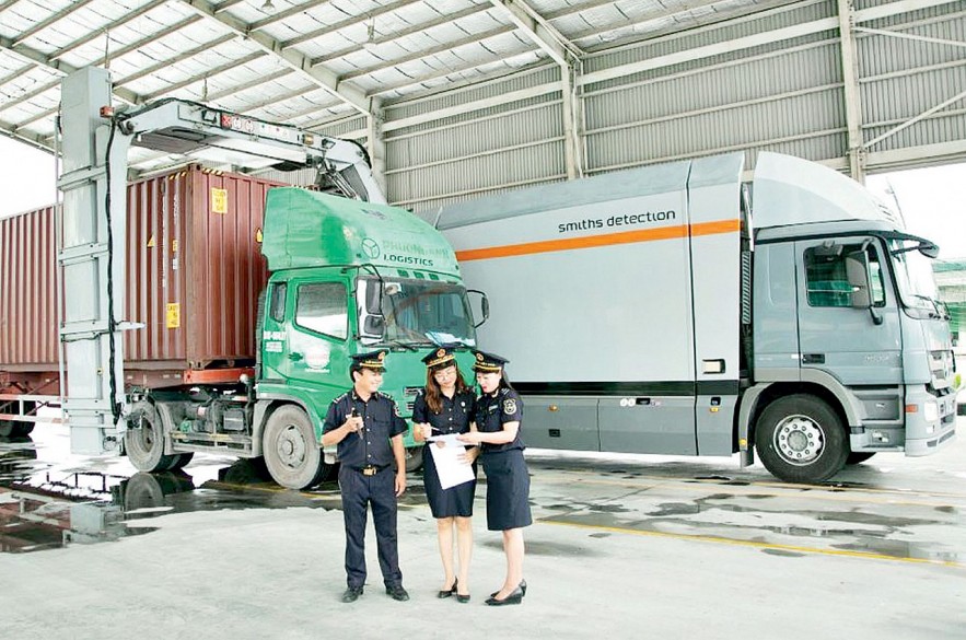 Cán bộ Cục Hải quan Bình Dương giám sát hoạt động xuất nhập khẩu hàng hóa thông qua hệ thống máy soi container. Ảnh: Phi Vũ