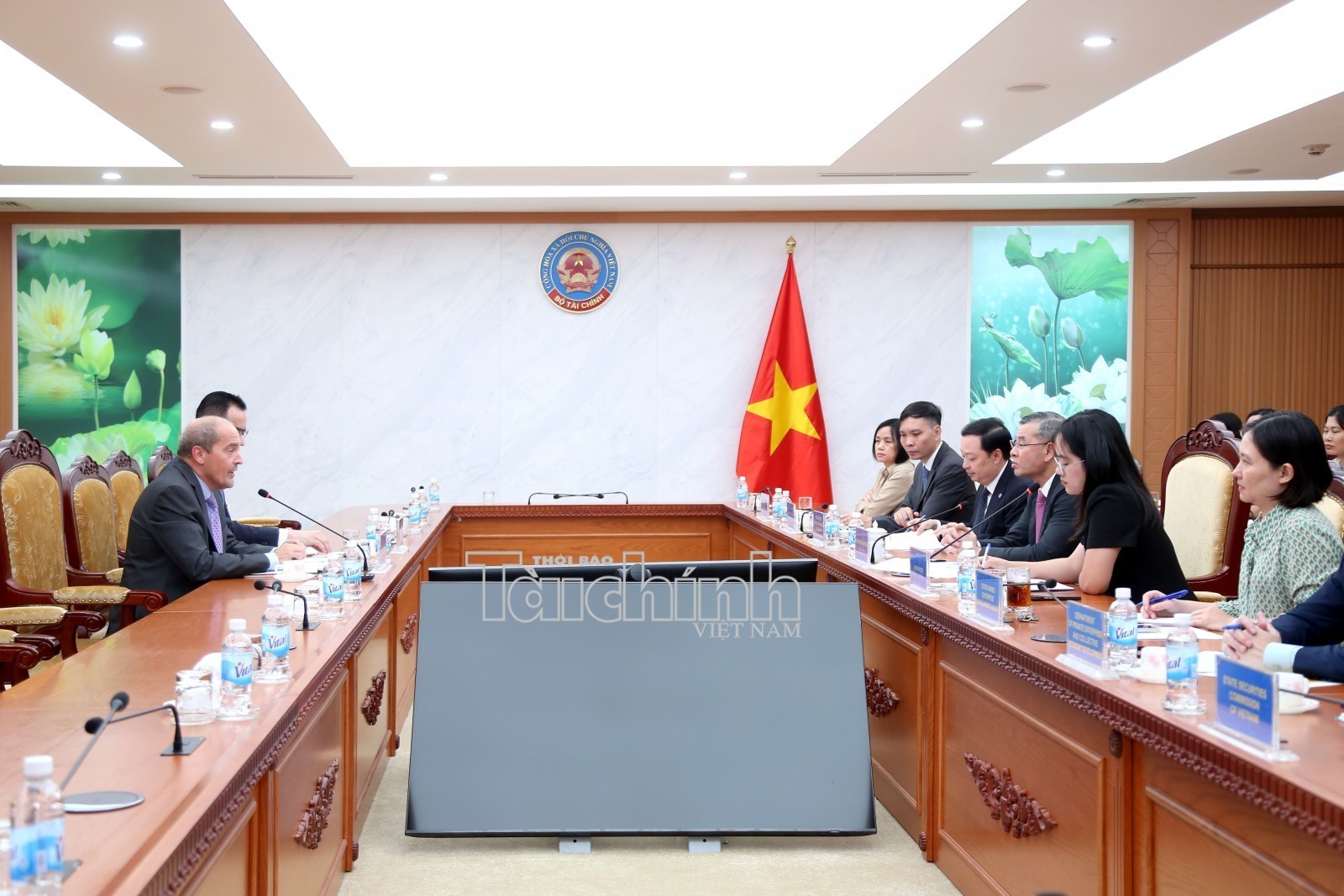 Bộ trưởng Ngô Văn Tuấn tiếp Chủ tịch Fitch Ratings Ian Linnell