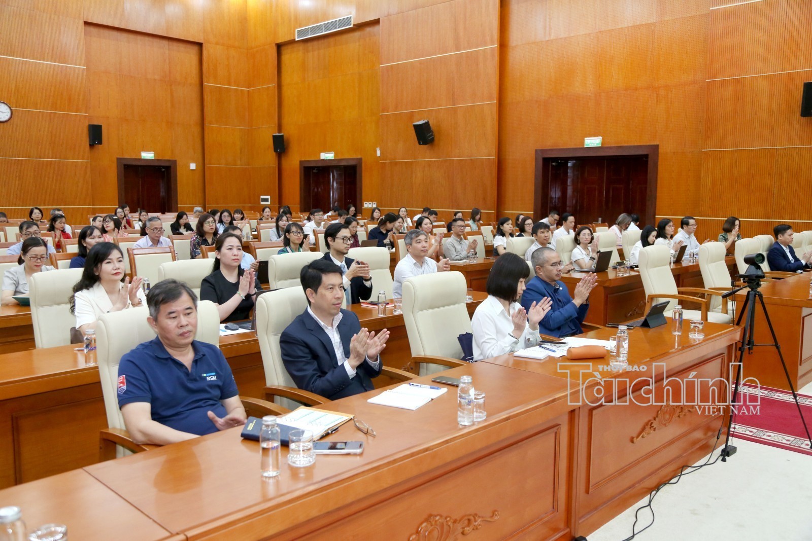 Chính thức triển khai xây dựng 42 chuẩn mực báo cáo tài chính Việt Nam Chính thức triển khai xây dựng 42 chuẩn mực báo cáo tài chính Việt Nam