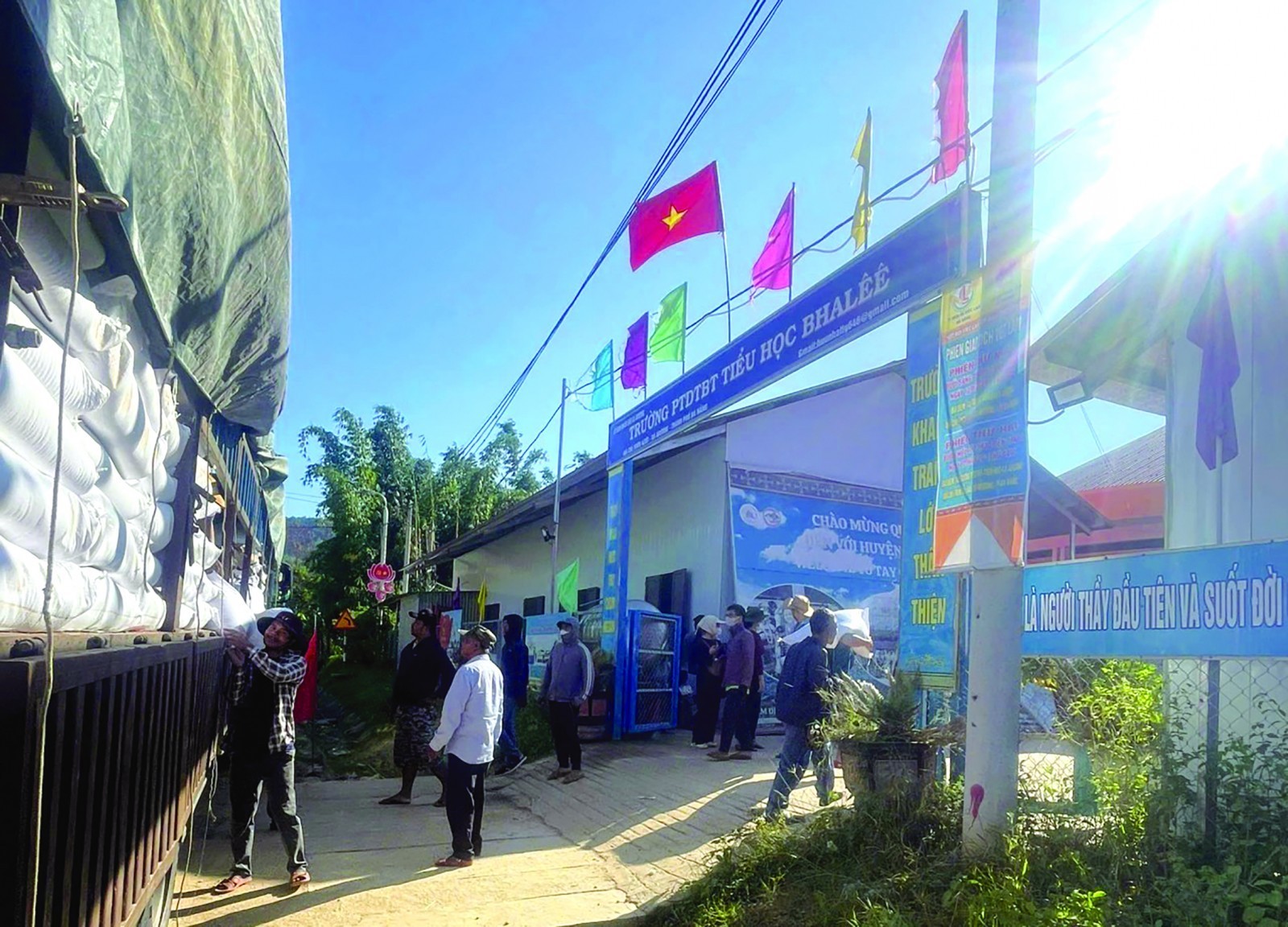 Gạo đến trường vùng xa, ấm tình trước năm học mới Gạo đến trường vùng xa, ấm tình trước năm học mới