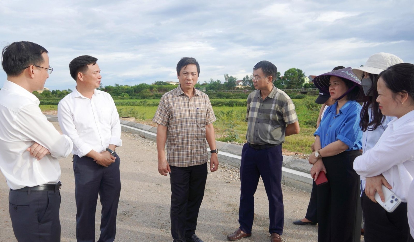 Phó Chủ tịch Thường trực UBND tỉnh Hoàng Nam kiểm tra một dự án phát triển hạ tầng quỹ đất trên địa bàn tỉnh. Ảnh: Tiến Nhất