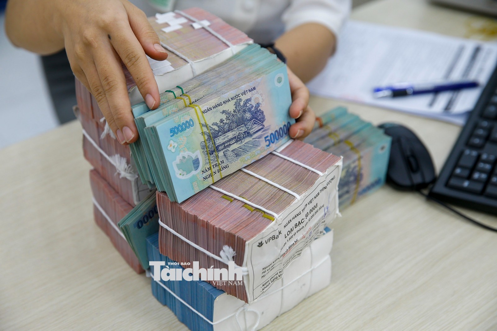 hoạt động giao dịch tại các ngân hàng thương mại ảnh Đức Thanh